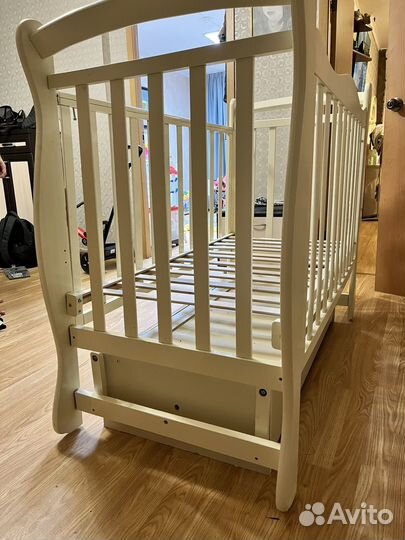 Детская кроватка с маятником и ящиком без матраса