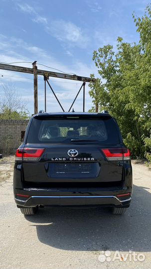 Задний бампер на Toyota LC 300 Тойота 300