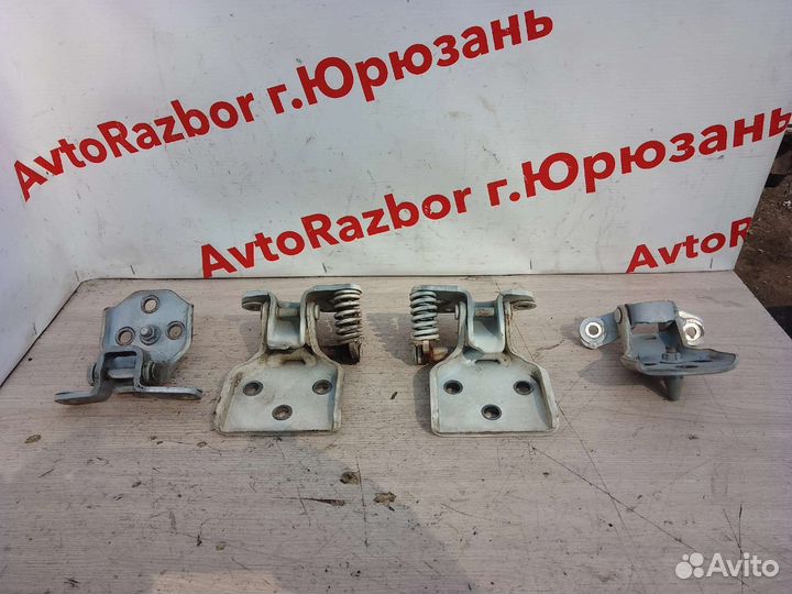 Петли передней двери Nissan Vanette SK82