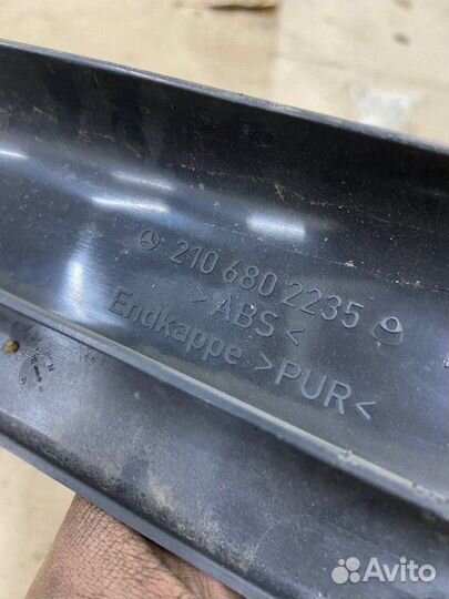 Накладка на порог салона передняя правая