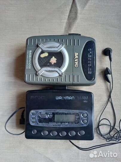 Два аудиоплеера - Sony Walkman и Sanyo, как неиспр