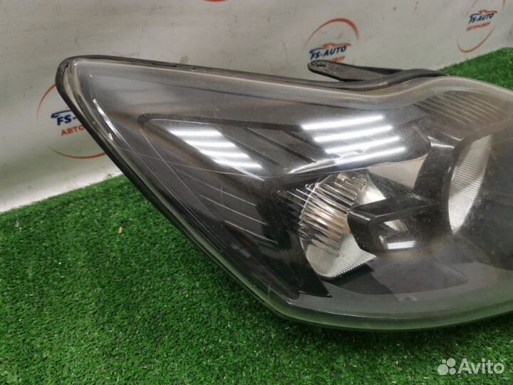 Фара галогеновая передняя правая Ford Focus 2