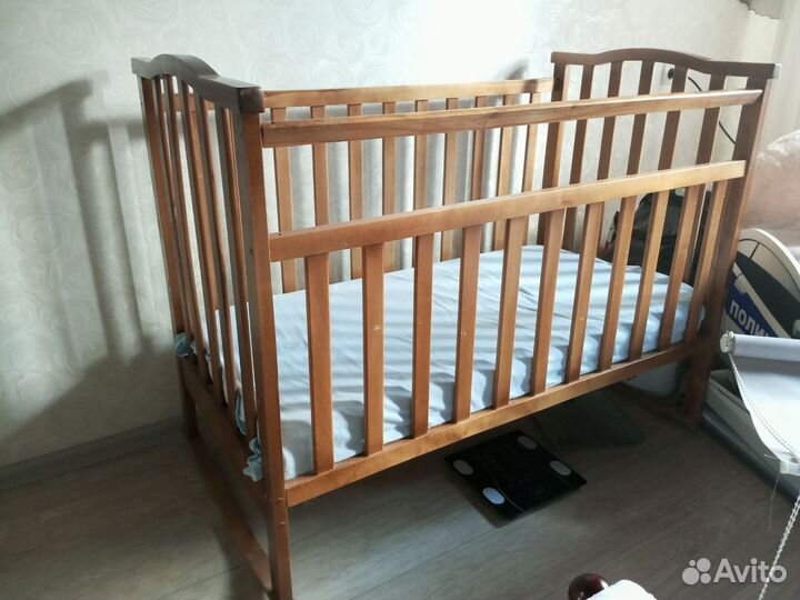 Детская кроватка с маятником