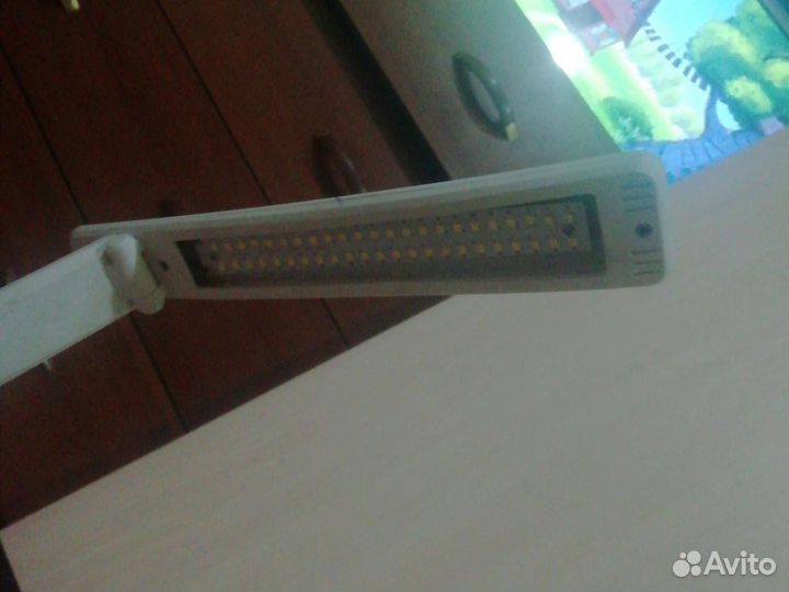 Продаю лампу хорошее состояние серсер подлагивает