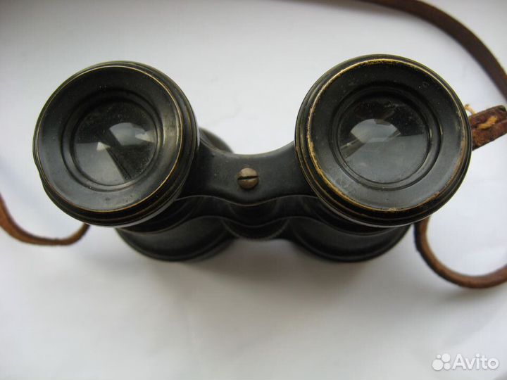 Старинный бинокль в футляре