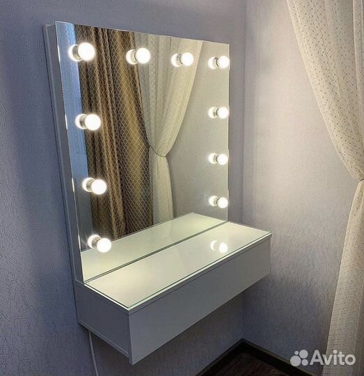 Гримерное зеркало с лампочками