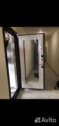 Стальная входная дверь с зеркалом