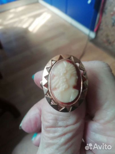 Кулон-камеч и перстень золотой