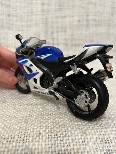 Коллекционная модель Suzuki gsx r maisto 1/12