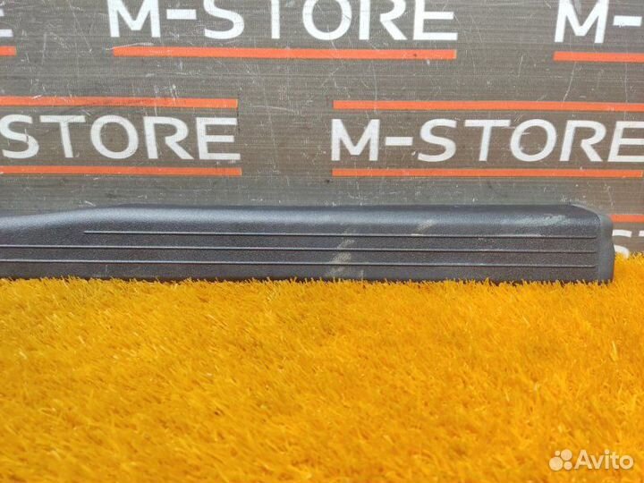 Накладка на порог салона правая Mercedes-Benz