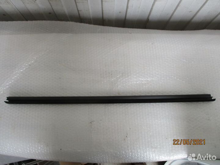 Уплотнитель стекла передней правой двери Polo c10г