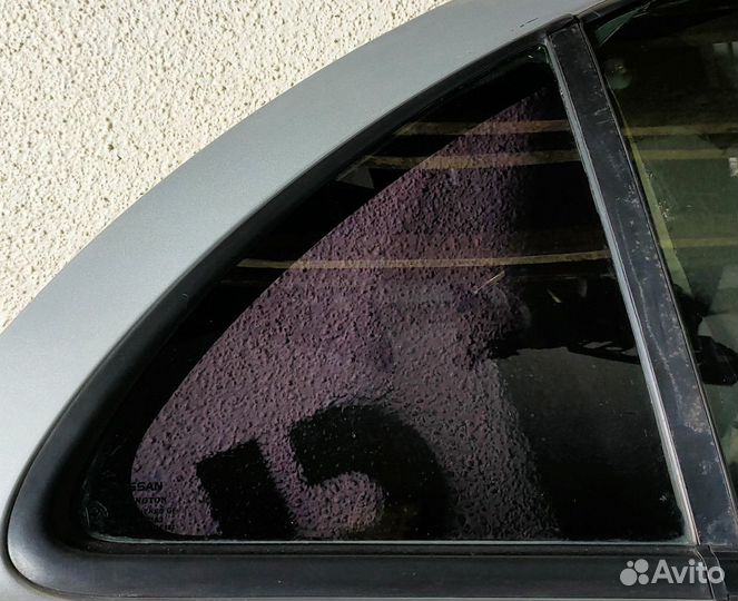 Стекло двери задней правой (форточка) Nissan