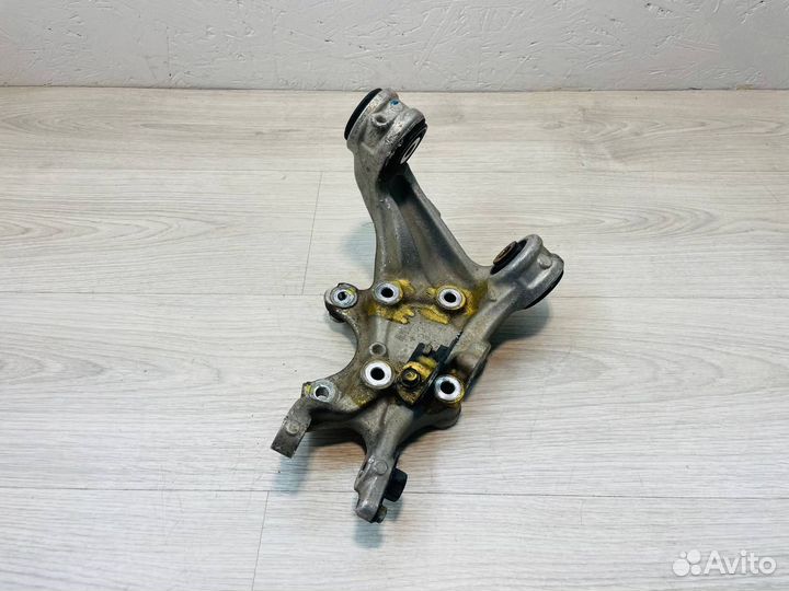 Кулак задний правый Honda Civic 4D