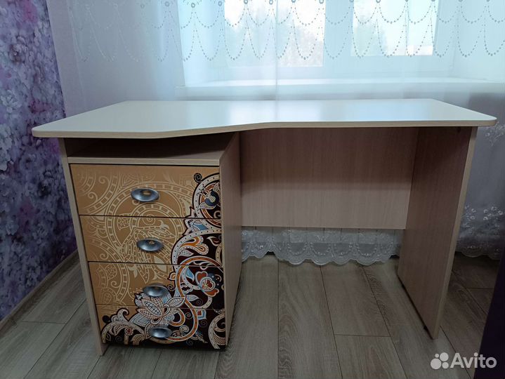 Письменный стол, тумба, стул