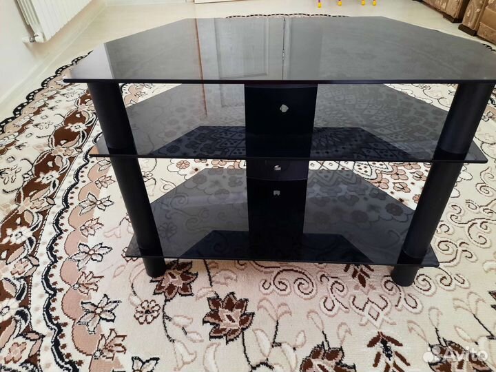 Стеклянная тумба под тв