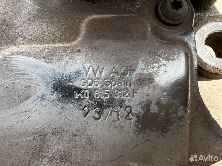 Кулак поворотный правый Volkswagen Tiguan 2011-201