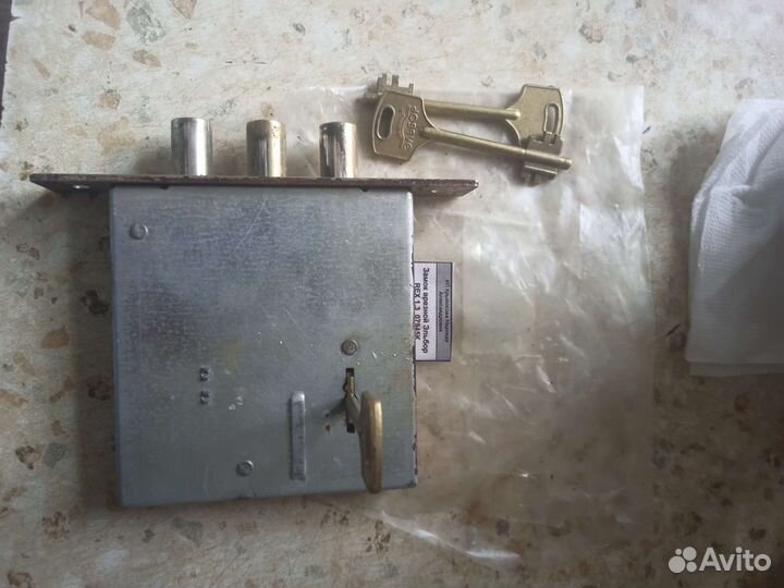 Замок дверной бу