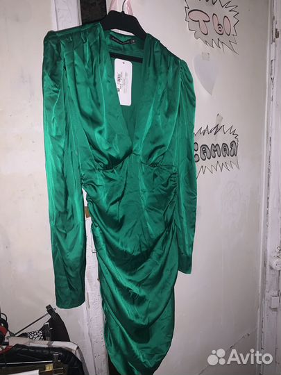 Зеленое платье с декольте