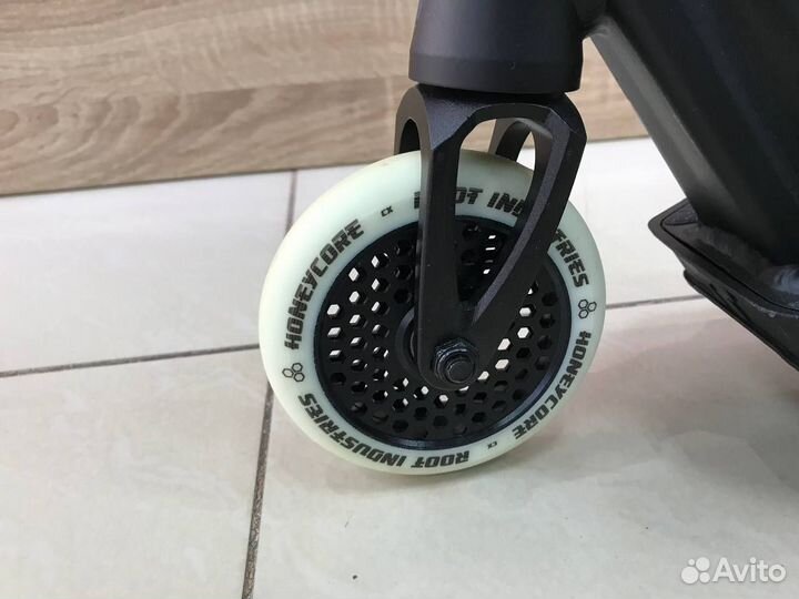 Самокат Root Industries Invictus 2