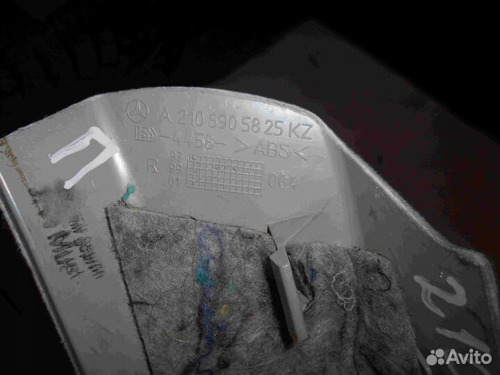 Обшивка стойки передняя правая W210 A2106905825