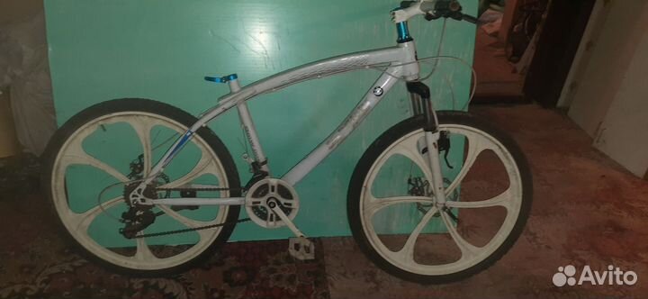 Велосипед на литых дисках BMW