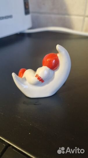 Фарфоровая статуэтка Прилунился