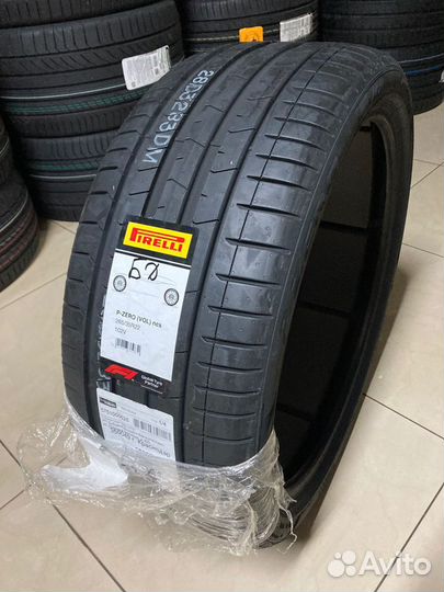 Pirelli P Zero Luxury Saloon 265/35 R22 102V