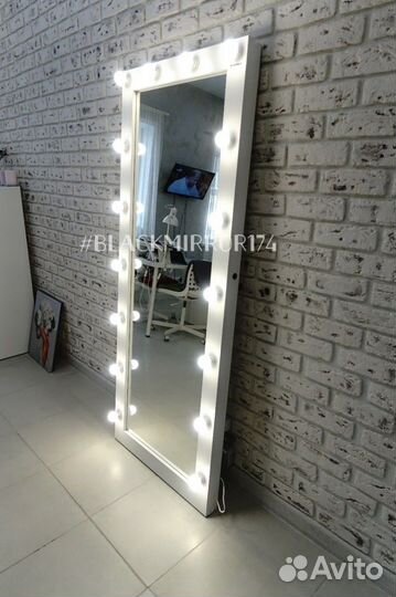 Новое зеркало с лампами