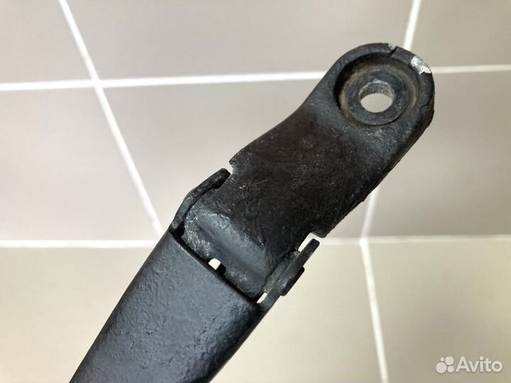 Повод стеклоочистителя левый Skoda Fabia 2010-2015