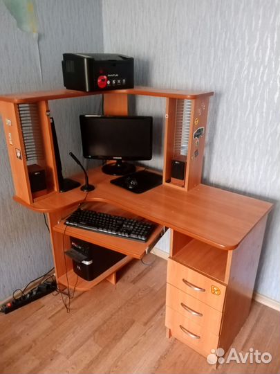 Компьютерный стол угловой