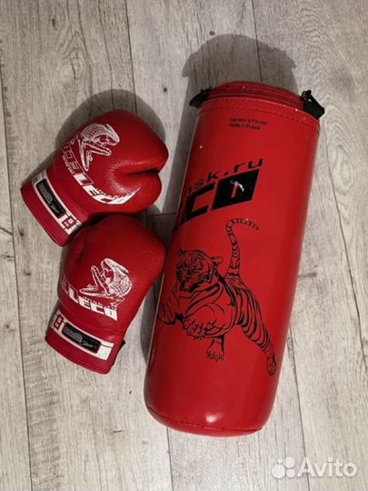 Боксерская груша и перчатки