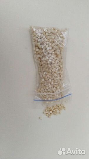 Бисер бежевый