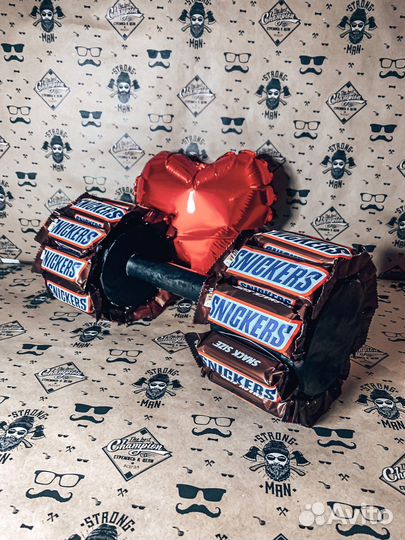 Сладкий подарок (гантель из конфет)