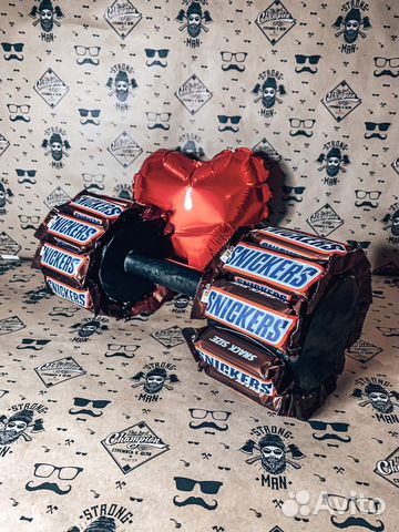 Сладкий подарок (гантель из конфет)