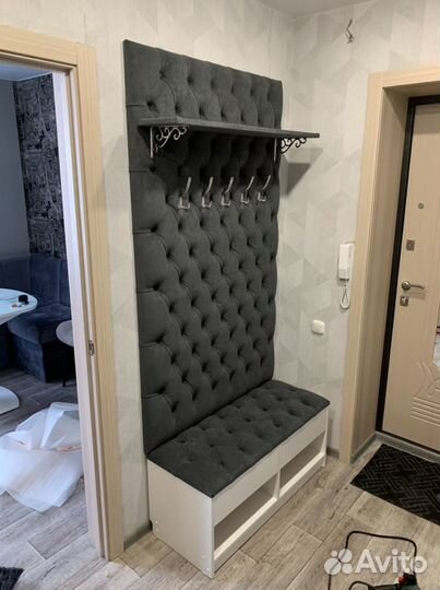 Прихожая в каретной стяжке с пуфом