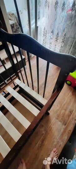 Детская кроватка с маятником и ящиком