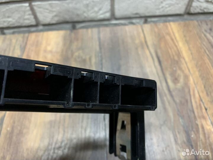 BMW 1-Series E87 Блок предохранителей на акб