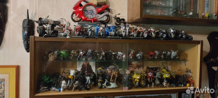 Коллекция игрушечных мотоциклов