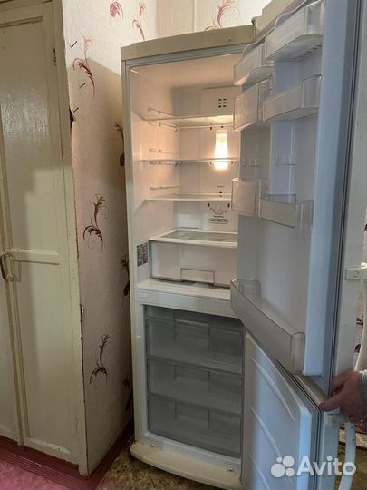 Холодильник LG бежевый б/у 1896 мм высотой