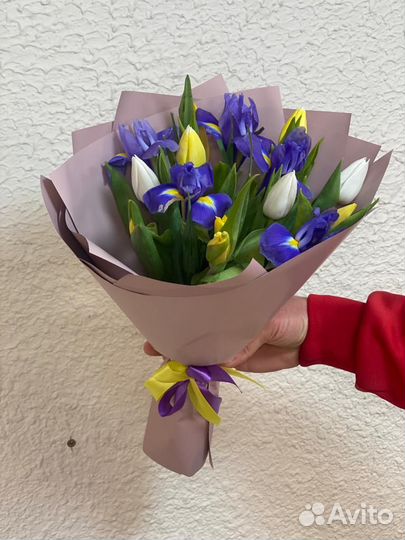 Букет ирисы и тюльпаны