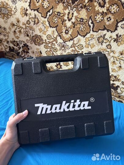 Шуруповерт Makita 26v с набором инструментов