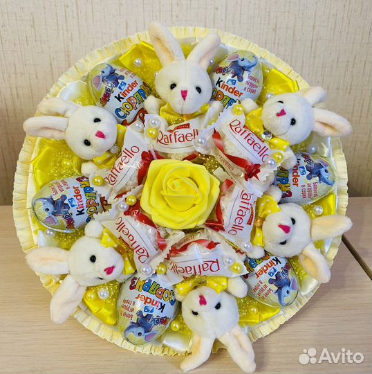 Букет из игрушек и киндер-сюрпризов