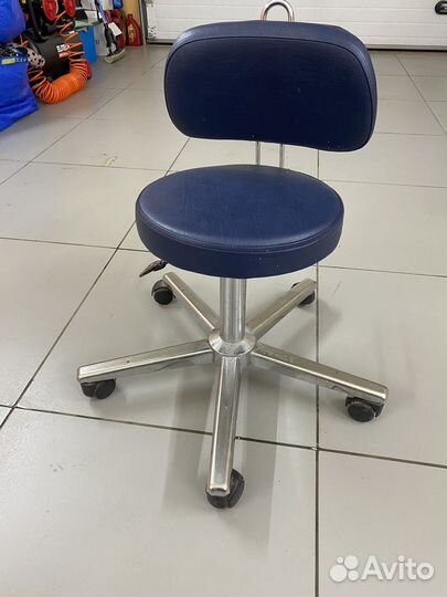 Стул для мастера маникюра бу