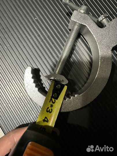 Струбцины для световых прожекторов