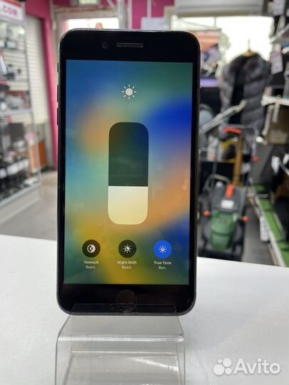 831847 iPhone 8+ 64