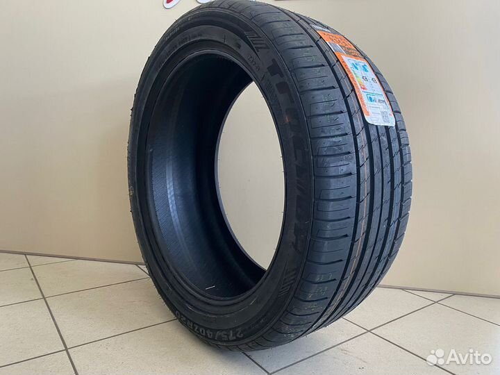 Tracmax X-Privilo RS01+ 275/40 R20 и 315/35 R20 106Y