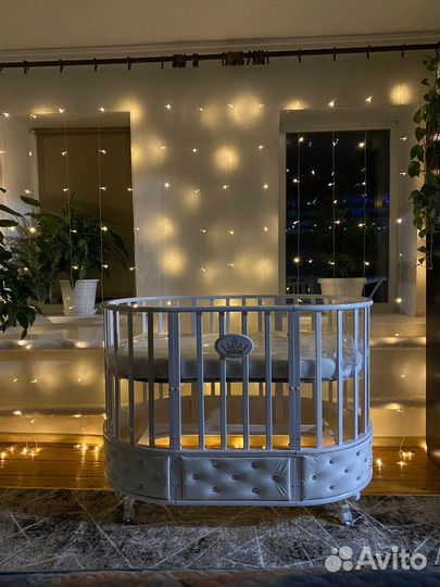 Детская кроватка с маятником