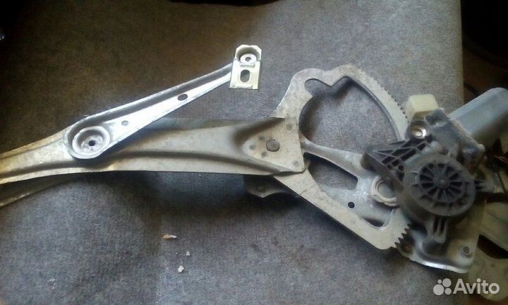 Стеклоподъемник передний левый Mercedes-Benz W208