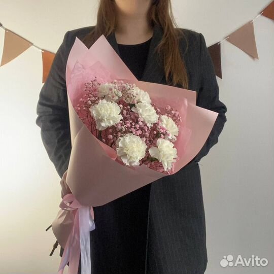 Букет из белых гвоздик и розовой гипсофилы