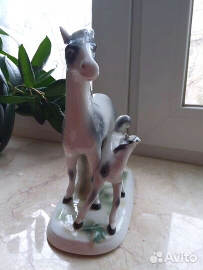 Лошадь с жеребенком статуэтка, Германия